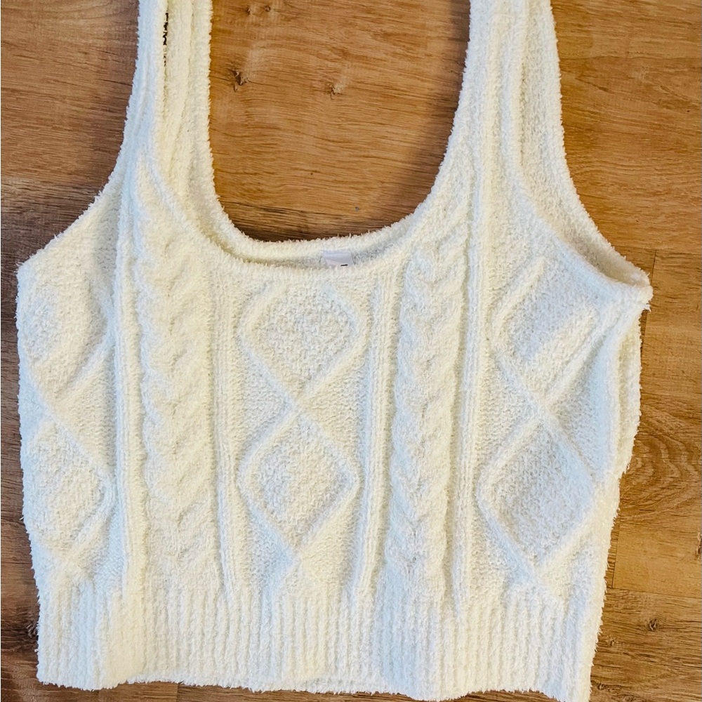 $3/15 Elegant White Cable Knit Crop Top